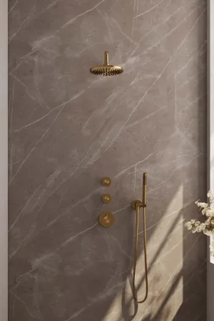Authentiek Brauer Gold Carving complete inbouw regendouche set 03 met 20cm douchekop, gebogen muurarm en staafhanddouche geborsteld messing PVD